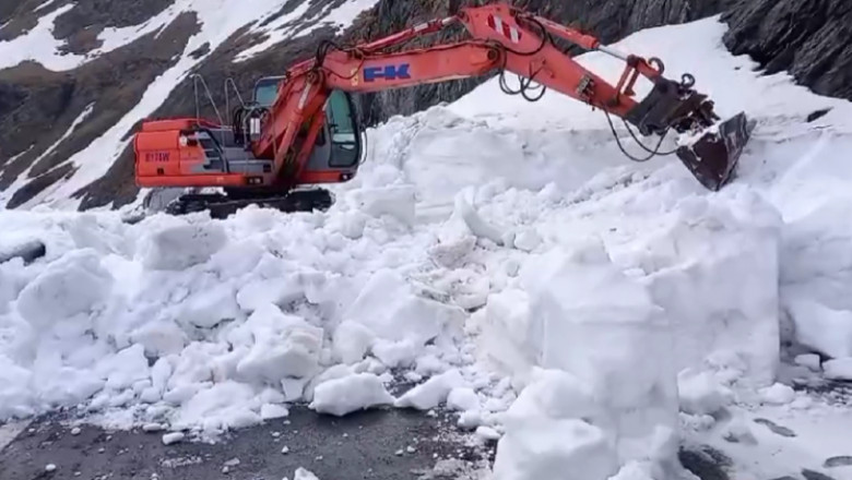 Photo of video | Zăpadă de peste 3 metri pe Transfăgărășan. Când ar putea fi redeschis traficul